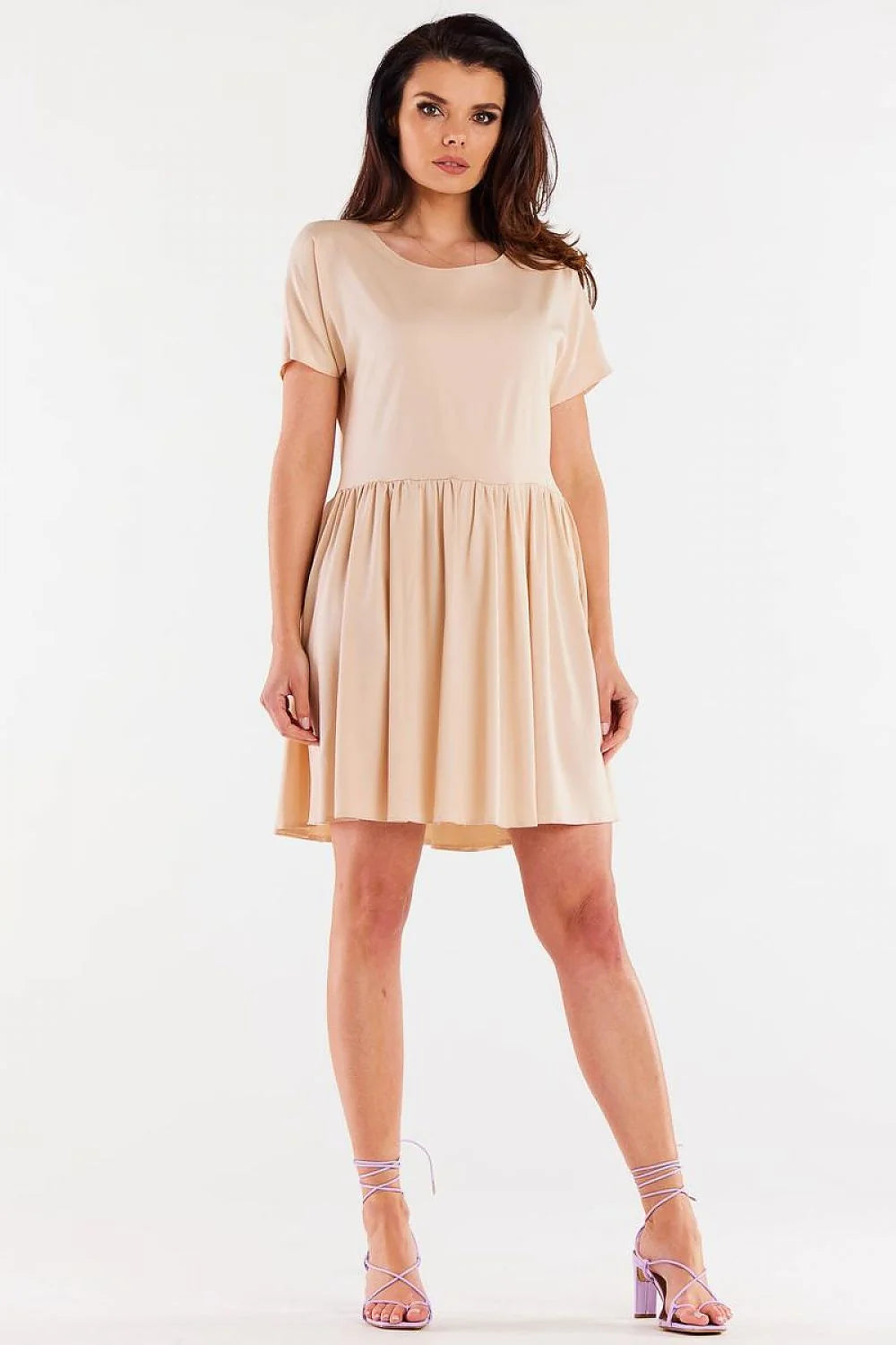 Robe féminine décontractée couleur beige clair manches courtes jupe évasée coupe ample tailles S M L XL femme