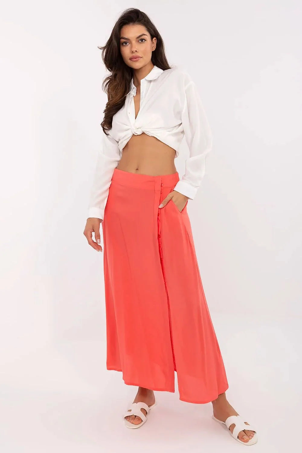 Jupe longue corail élégante pour femme avec chemise blanche cropped style moderne occasion décontractée