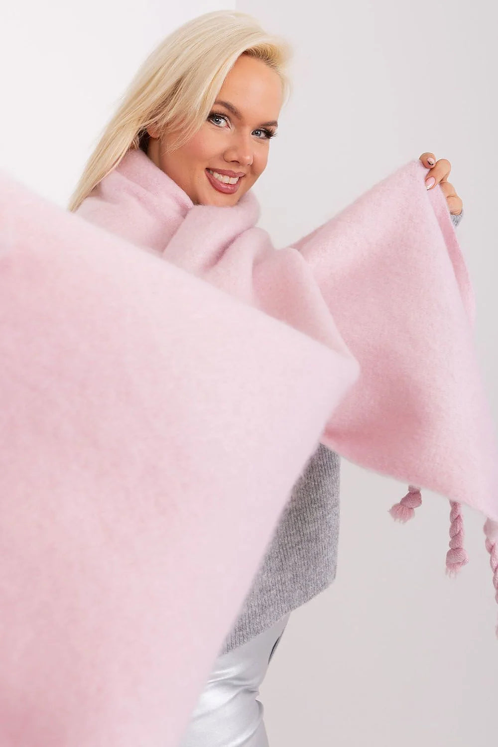 Écharpe longue en laine douce rose clair avec franges torsadées mode femme automne hiver