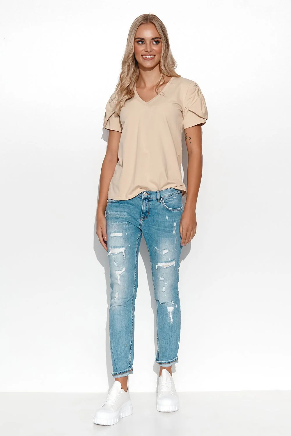 T-shirt femme design moderne col en V manches courtes détails plissés couleur beige clair