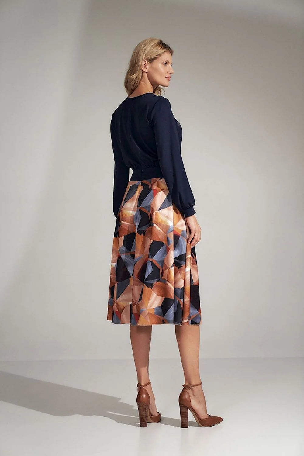 Tenue élégante en tissu léger haut bleu marine manches longues jupe motifs géométriques classiques