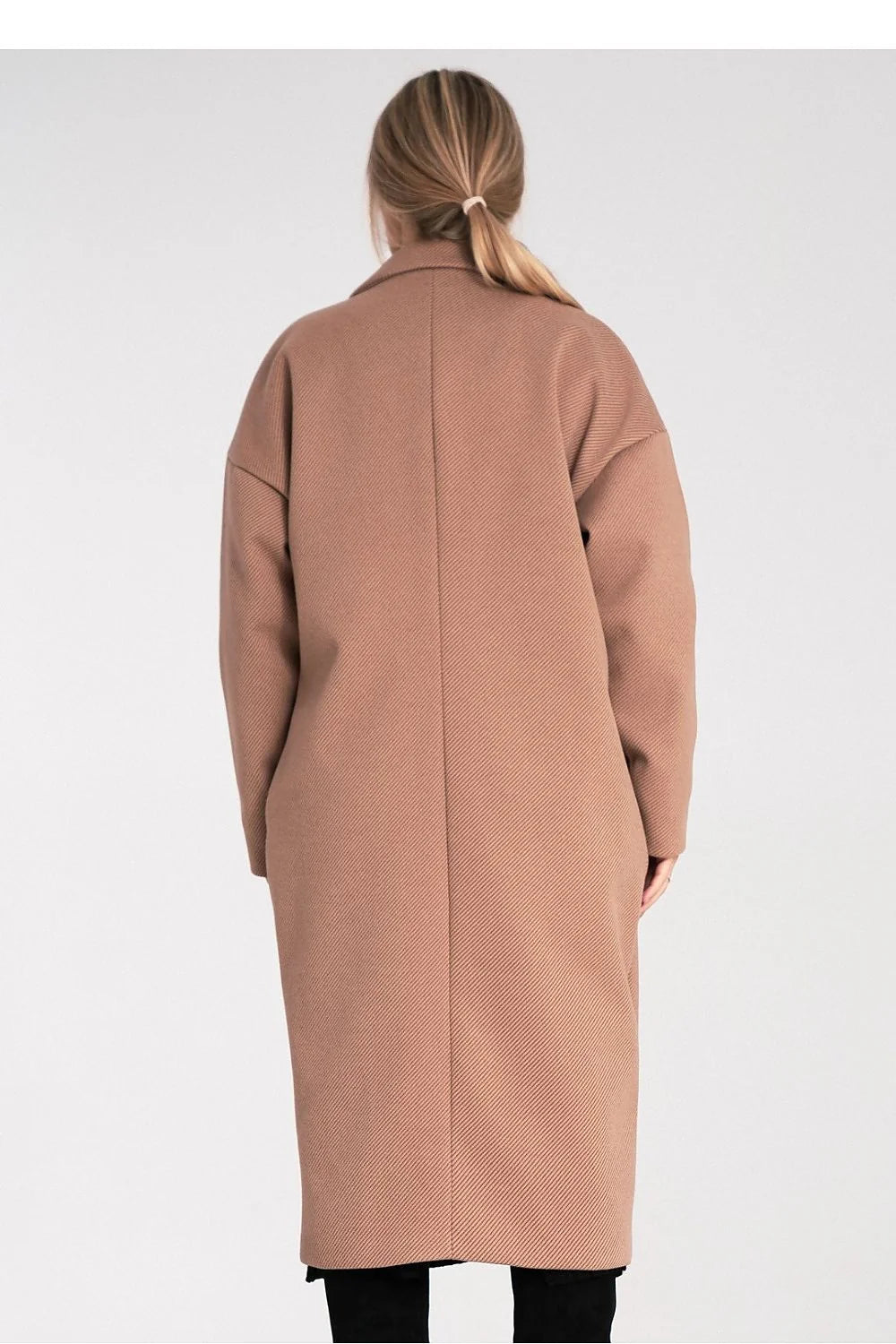manteau long femme oversize camel tissu texturé chevron twill coupe droite mollets col tailleur classique boutons noirs poches latérales emmanchures