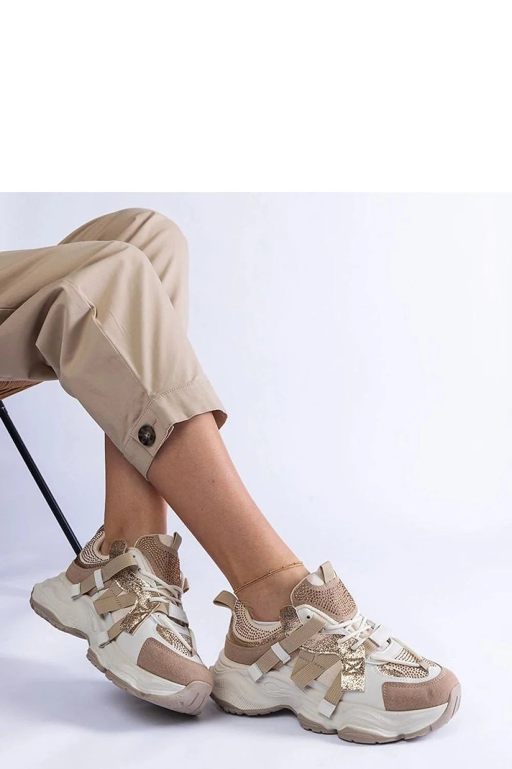 Baskets design moderne audacieux pour femmes coupe montante matériaux luxueux confort maximal style urbain sneakers tendance