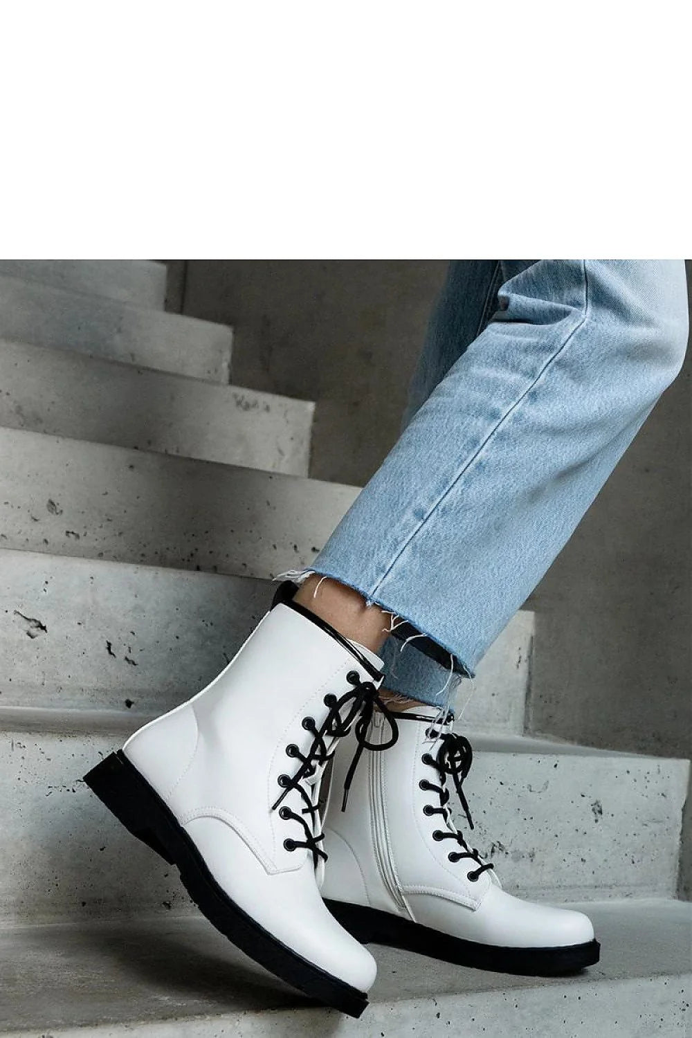 Bottines blanches en cuir artificiel militaire design moderne épuré lacets noirs semelle épaisse talon 4.5 cm femmes