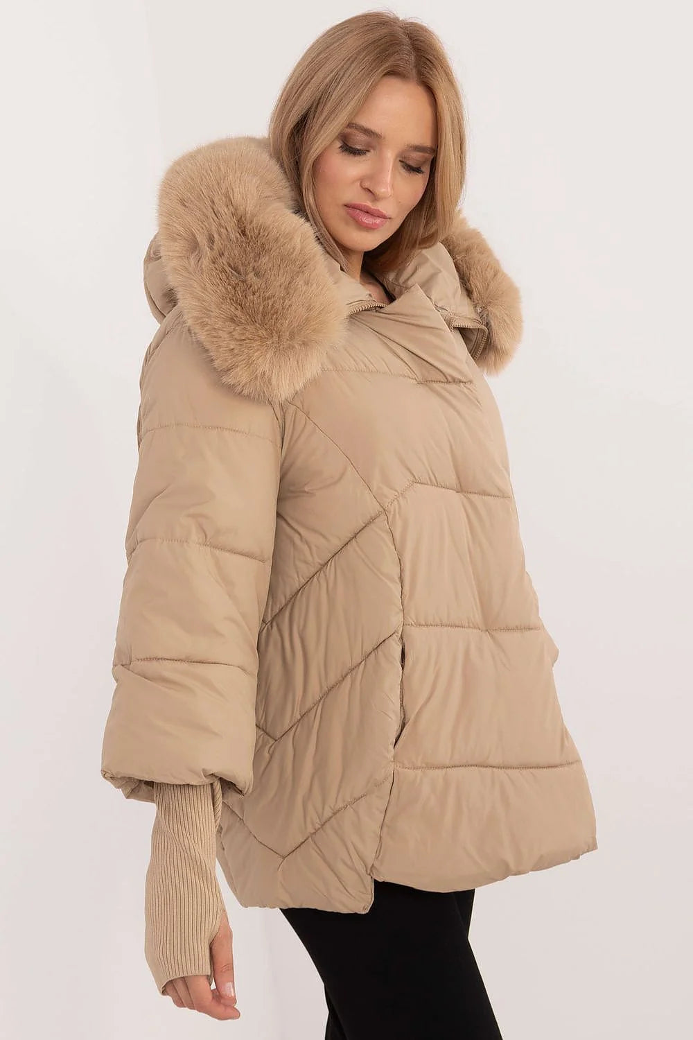 Veste matelassée femme style moderne oversize couleur beige doux polyester isolation synthétique capuche fausse fourrure détachable manches larges hiver automne