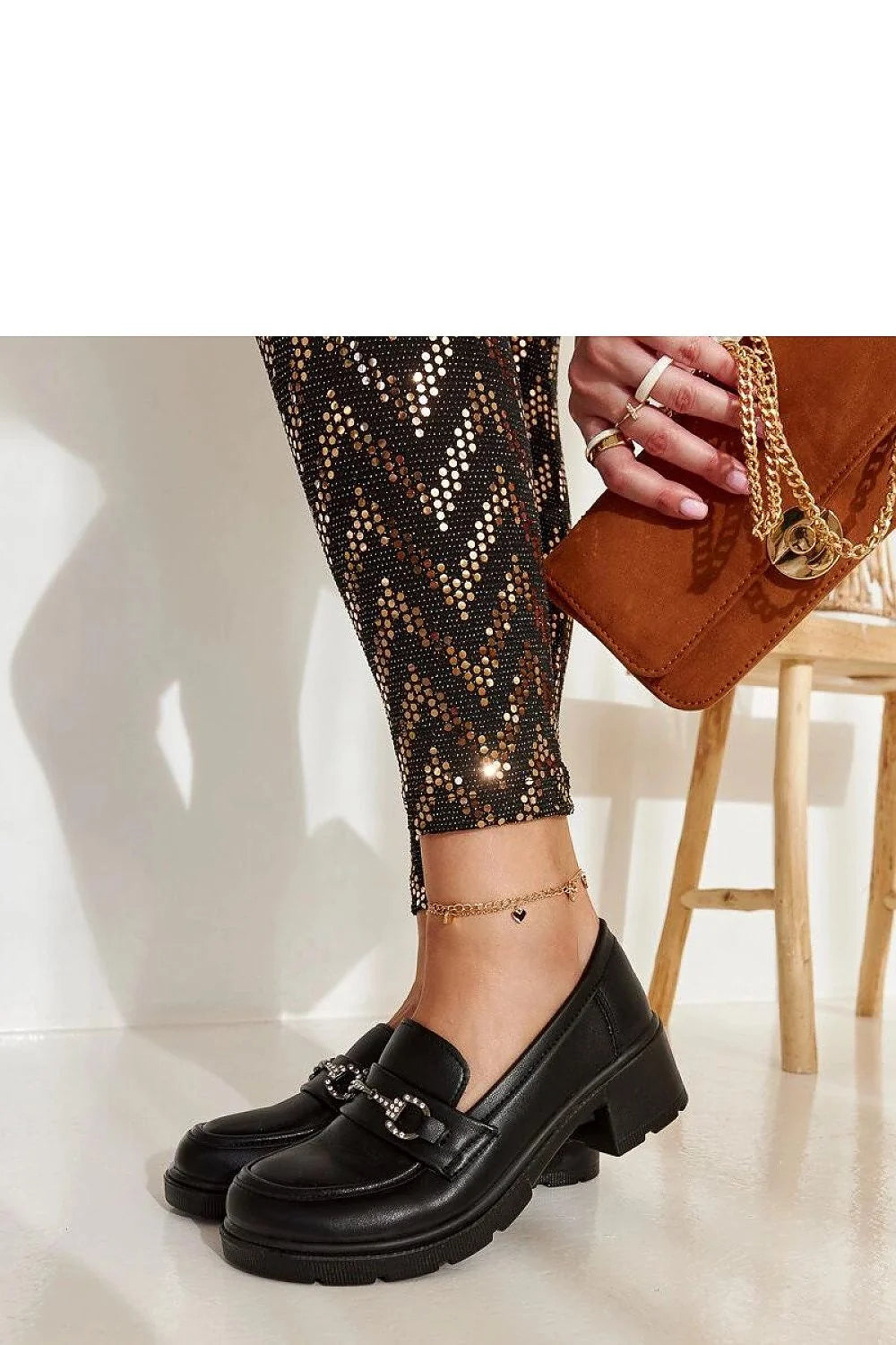 Mocassins pour femme élégants en éco-cuir noir, design moderne, talon moyen, bride décorative, semelle en caoutchouc, confort et durabilité, mode intemporelle