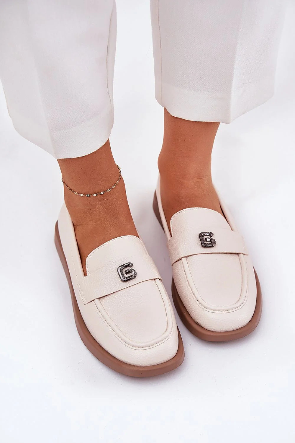 mocassins femmes Vinceza cuir grainé beige crème bout arrondi empeigne bride ornement métallique monogramme semelle plateforme caoutchouc brun confortable