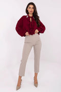 blouse élégante longue dos allongé asymétrique polyester léger motif lisse col orné jabot subtil manches bouffantes fermeture absente confortable féminine