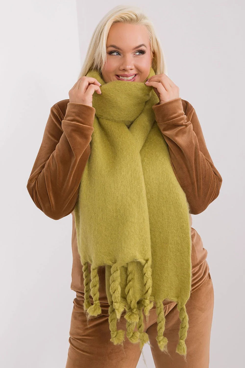 Écharpe pour femme design rectangulaire franges tressées couleur olive vert laine polyester mode hiver automne accessoire pompons