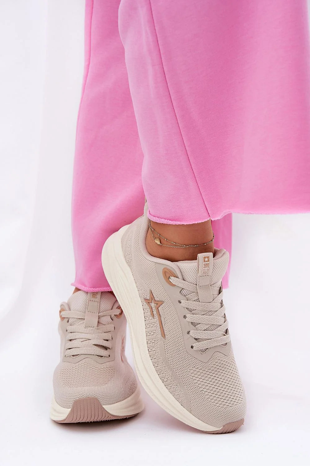 Chaussures de sport modernes pour femme en textile doux, couleur beige, semelle amortie, confort tout le jour