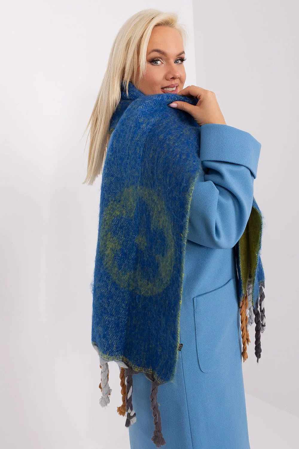 Écharpe tricotée design cosy automne hiver longue motif bleu verts franges torsadées matériau doux protection épaules femmes