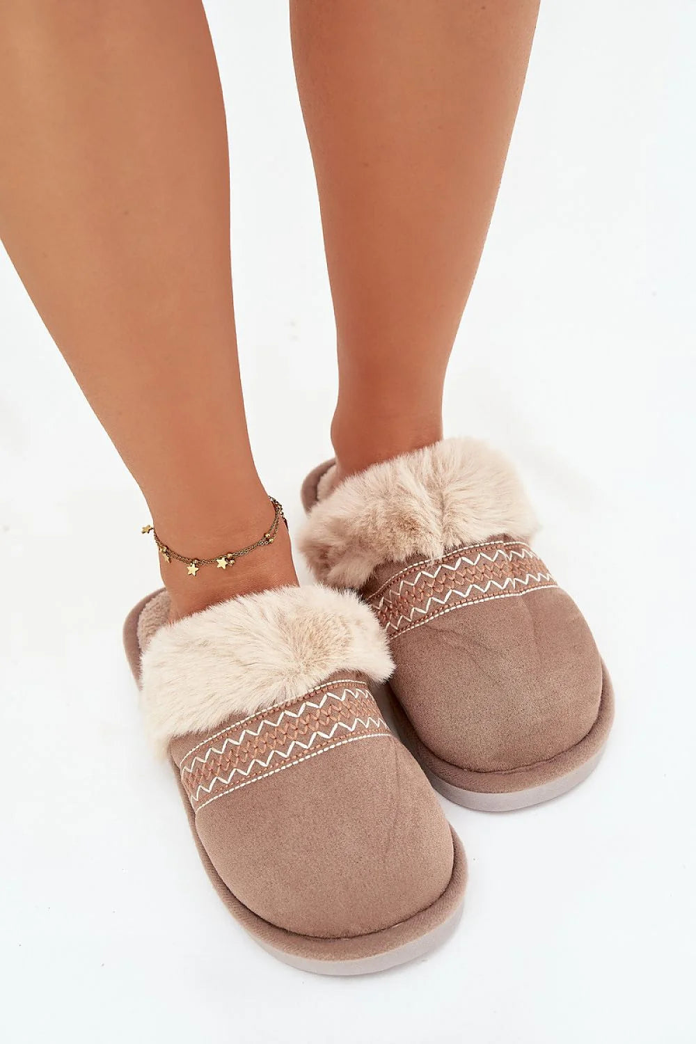 chaussons mules intérieur femme fermé talon ouvert suédine taupe broderie zigzag revers fausse fourrure crème doublure pelucheuse semelle antidérapante