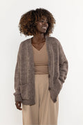 cardigan femme oversize grosse maille taupe boutonné poches plaquées coupe décontractée manches longues épaules tombantes bordcotes tricotée épaisse