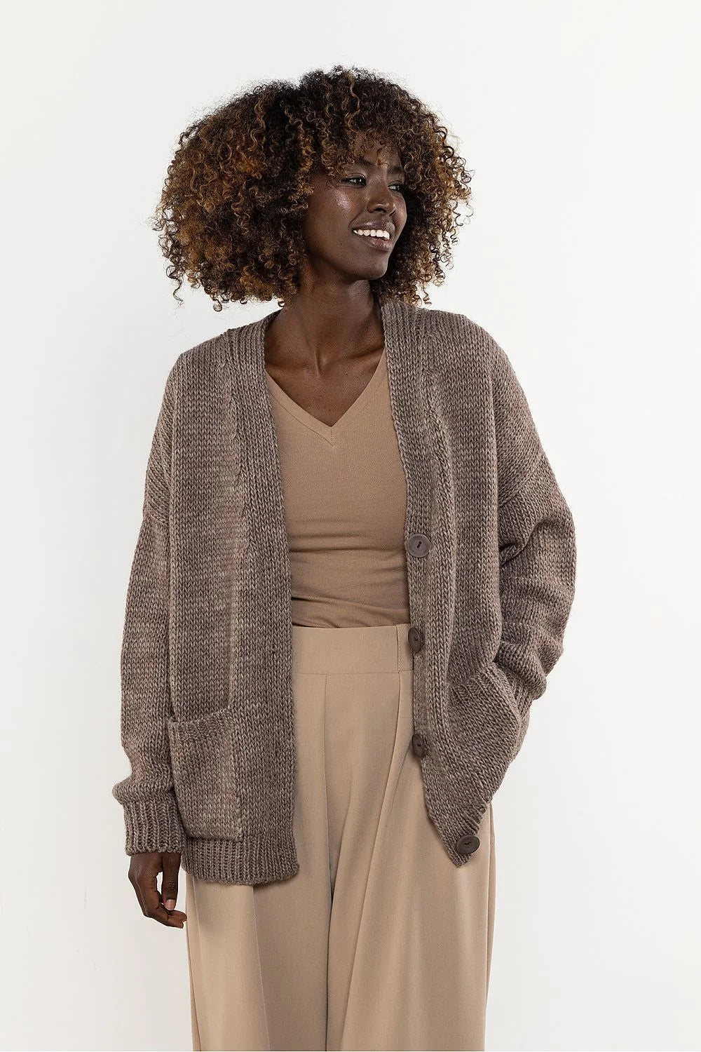 cardigan femme oversize grosse maille taupe boutonné poches plaquées coupe décontractée manches longues épaules tombantes bordcotes tricotée épaisse