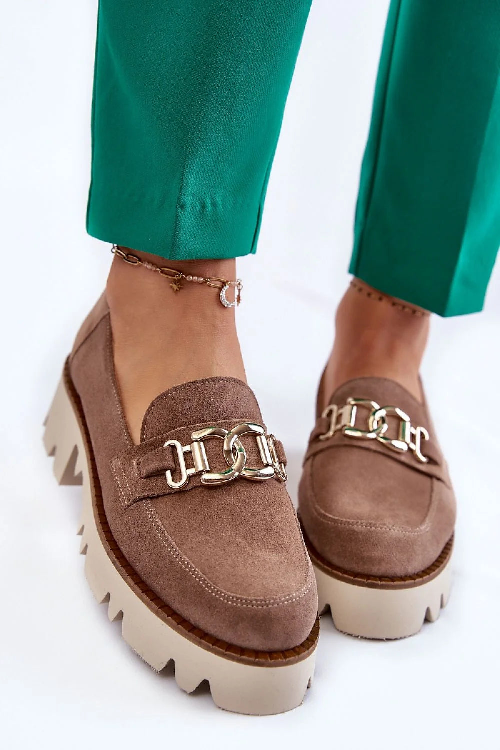 Mocassins en daim beige style élégant détails chaîne dorée semelle épaisse cuir naturel femmes confortable polyvalent