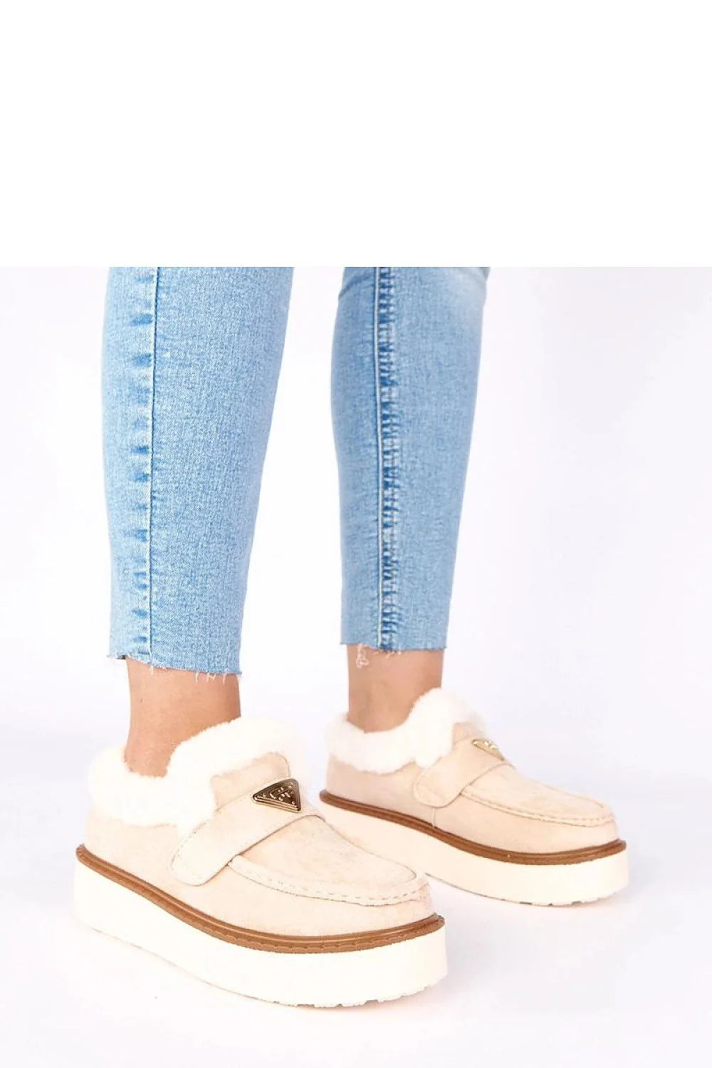 mocassins femme fourrés suédine beige clair plateforme fourrure semelle épaisse blanche liseré marron bride penny badge triangulaire antidérapante confort hiver