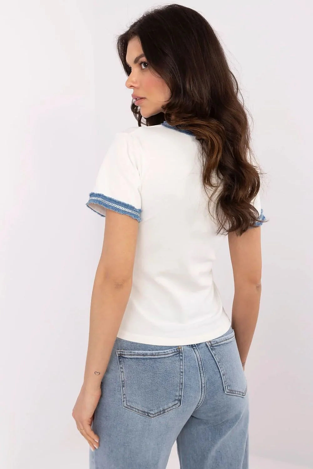 Chemisier ajusté pour femme en coton et elasthanne coupe ajustée encolure V manches courtes finitions denim blanc bleu clair mode casual chic