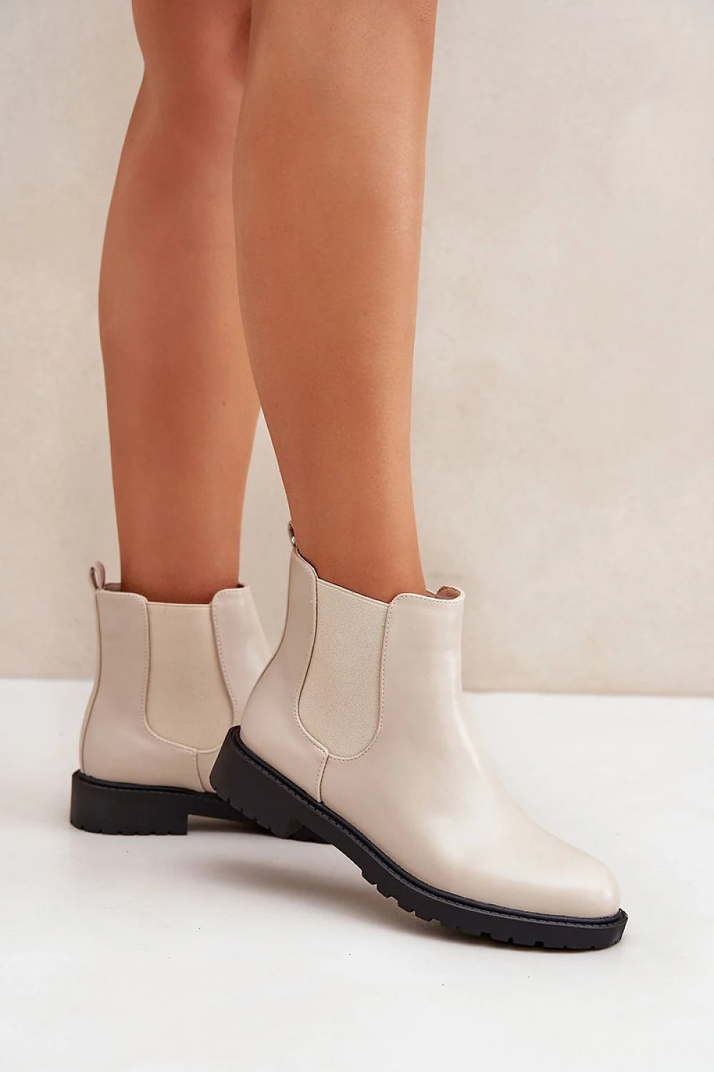 Bottines femme élégantes talon plat style Chelsea beige cuir artificiel confortable cheville ajustée occasions multiples