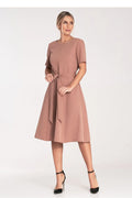 Robe de jour élégante couleur rose poudré tissu synthétique taille ajustée manches courtes pour femmes