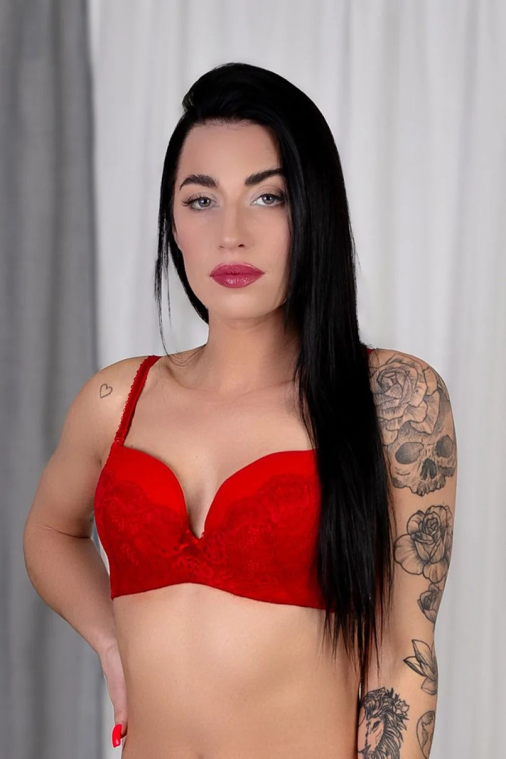 soutien gorge pushup balconnet dentelle satin coton doublure rembourré armatures bonnets moulés bretelles réglables amovibles maintien galbant sensualité sophistiqué rouge