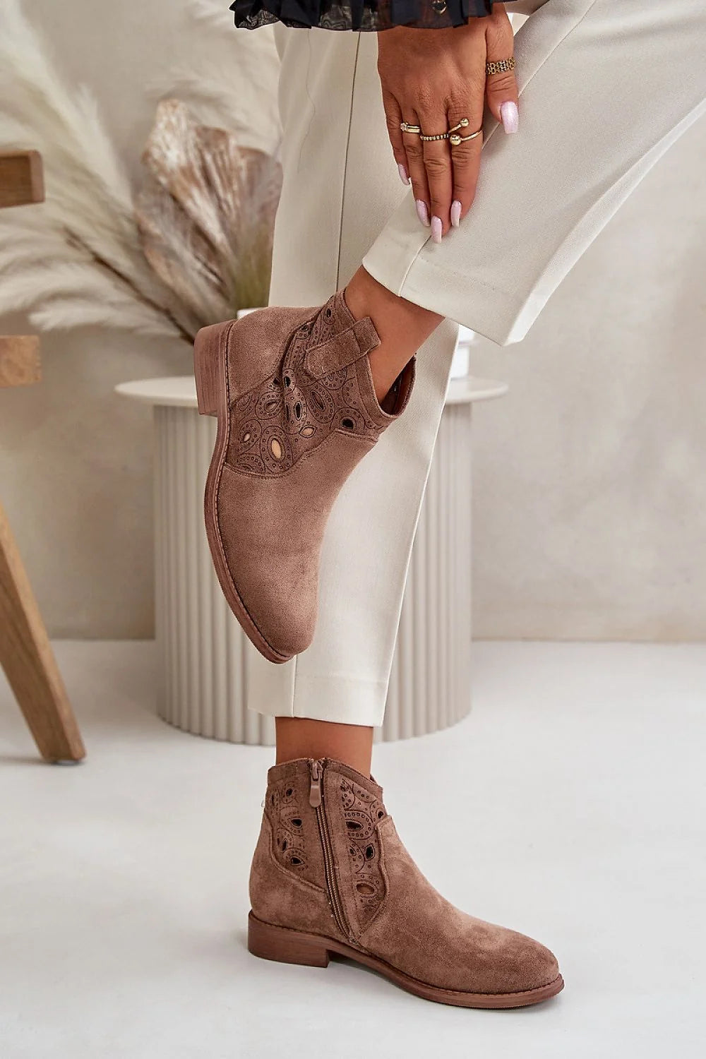 Bottines femelles suédine écologique design laser découpé talon plat fermeture éclair style sophistiqué couleur brun taupe hauteur cheville