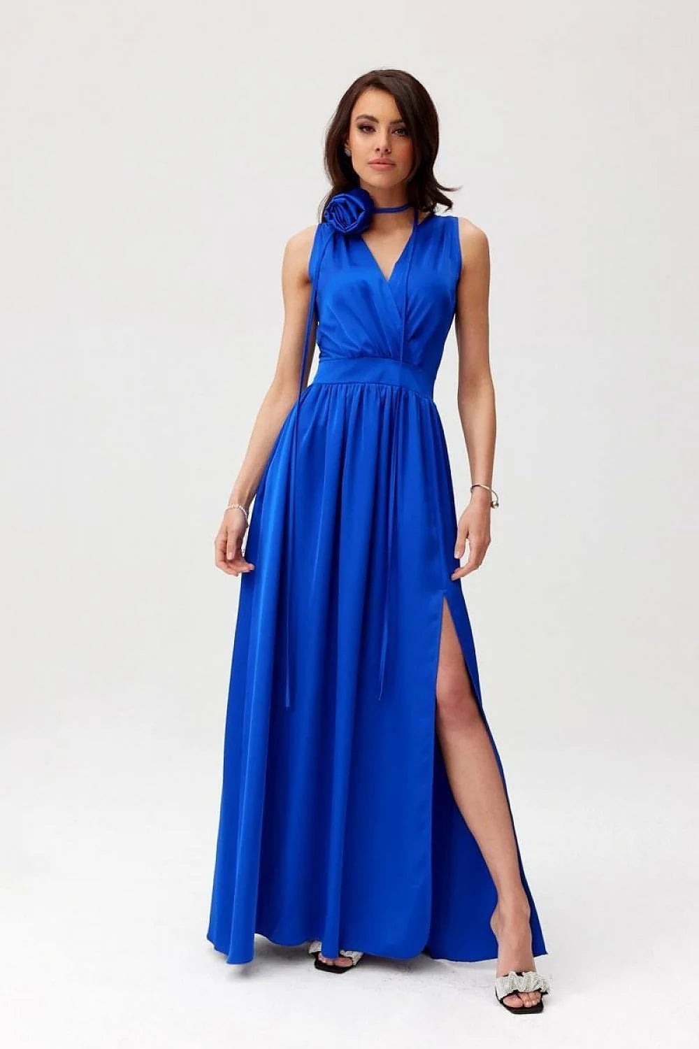 Robe de cocktail élégante longue sans manches en bleu vif satiné fente haute détails floraux