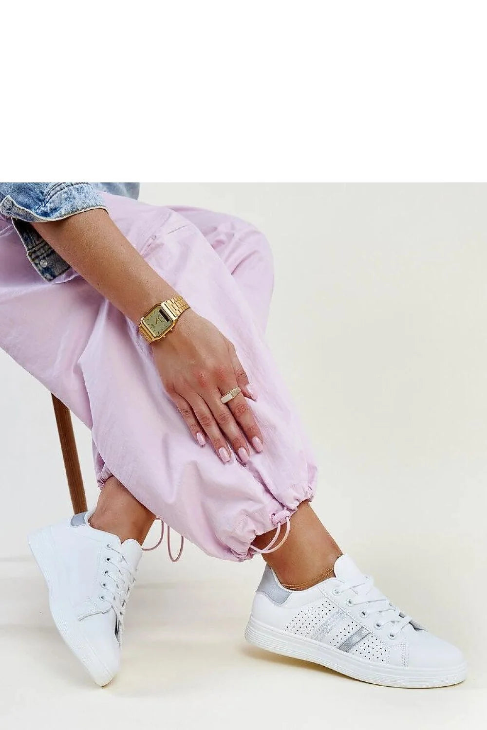 baskets femme blanches argentées modernes cuir synthétique perforées confortables urbaines basses lacets semelle épaisse antidérapante talon renforcé matelassé respirabilité élégantes