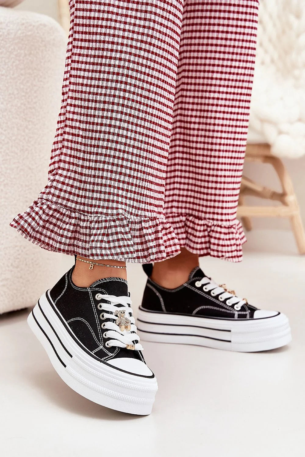 Baskets Step in style pour femmes en tissu noir et blanc plateforme massive détails dorés tendance mode casual