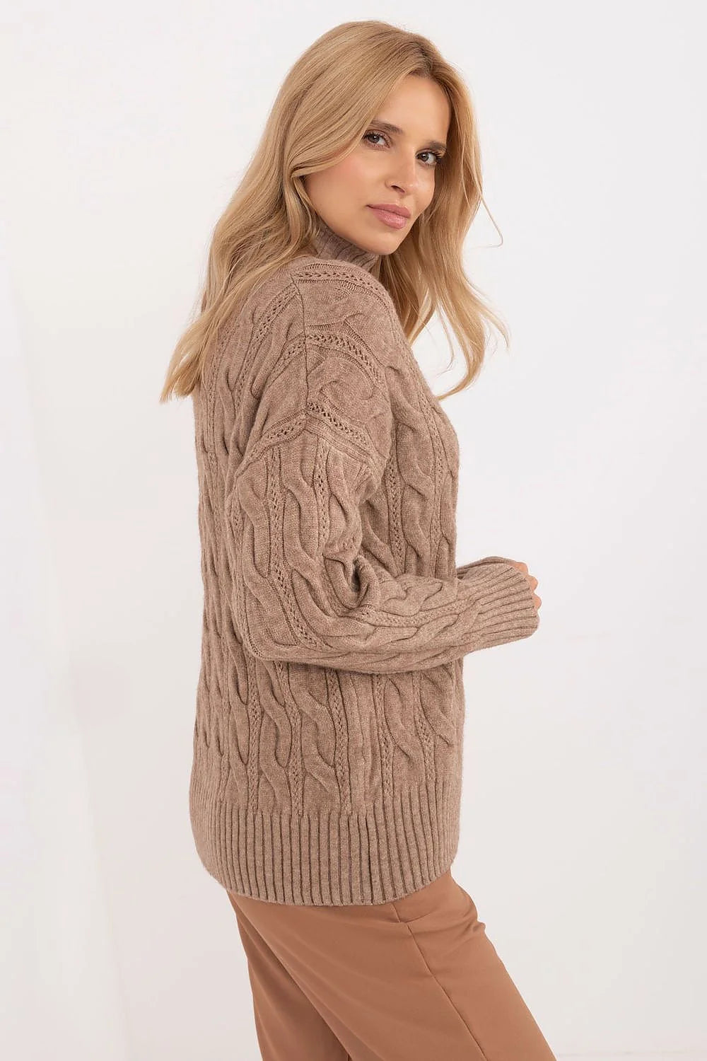 Pull col roulé maille torsadée femme brun taupe matières confortables coupe ample manches longues finitions côtelées