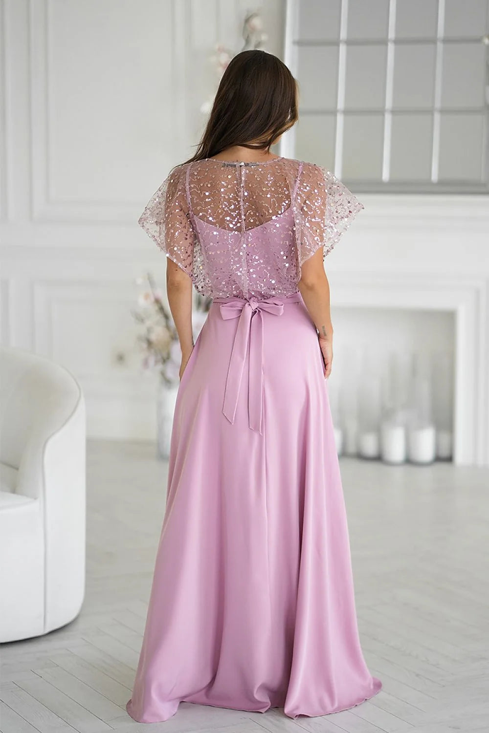 robe longue soirée rose poudré bretelles fines tulle brodé paillettes taille cintrée ceinture fleur jupe fendue fluide drapée