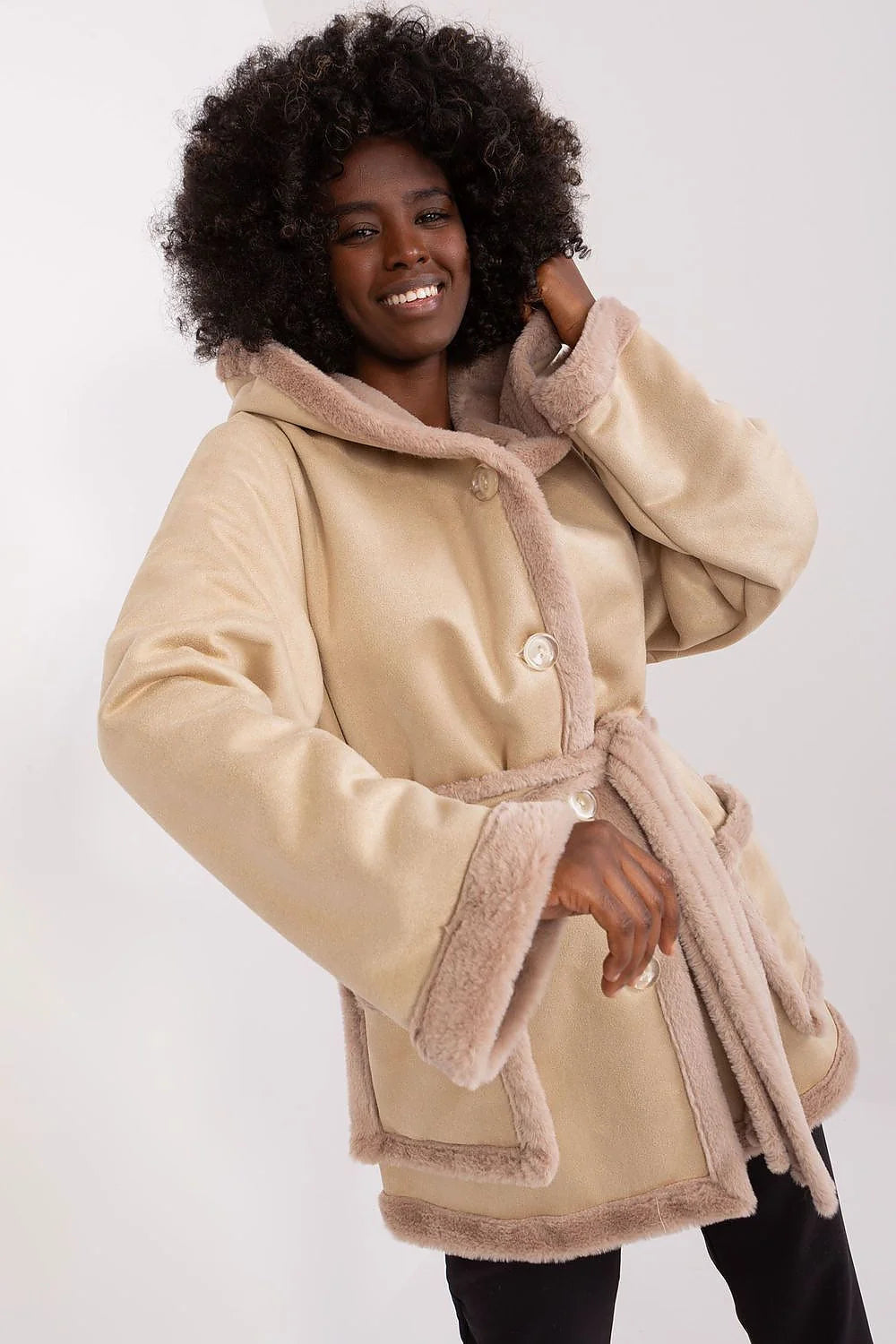 Manteau d'hiver pour femme style casual et chic matière suédine fausse fourrure couleur beige avec capuche et ceinture