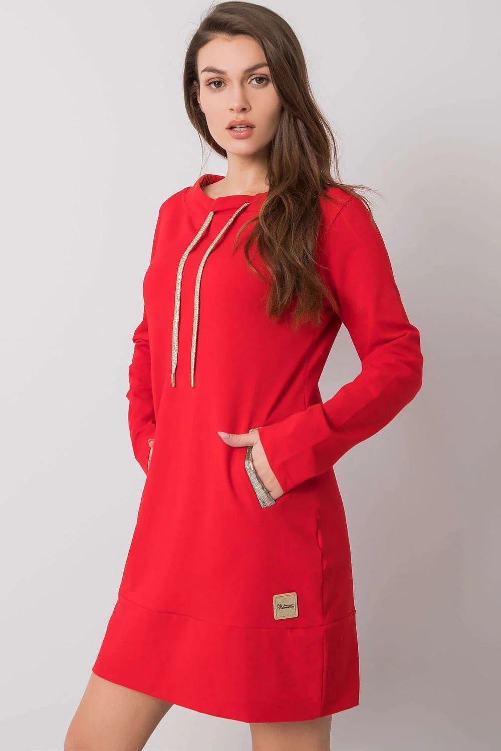 Robe blanche coton élasthanne élégante moderne manches longues détails dorés coupe droite décontractée casual