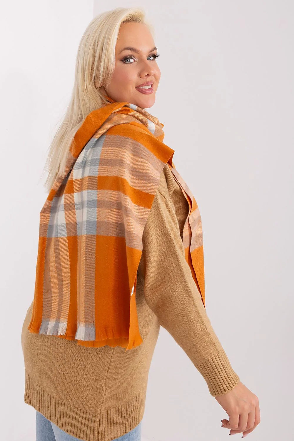 Écharpe à carreaux colorés longue automne/hiver, style casual chic, matériau doux, finitions frangées, coordonnée pull-over marron clair