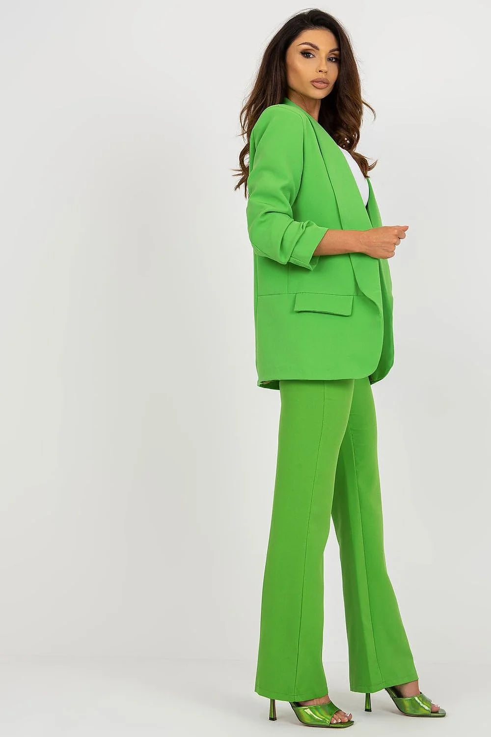 tailleur femme moderne élégant vert vif blazer ajustée col cranté manches retroussées poches rabat pantalon taille haute droite cheville stretch