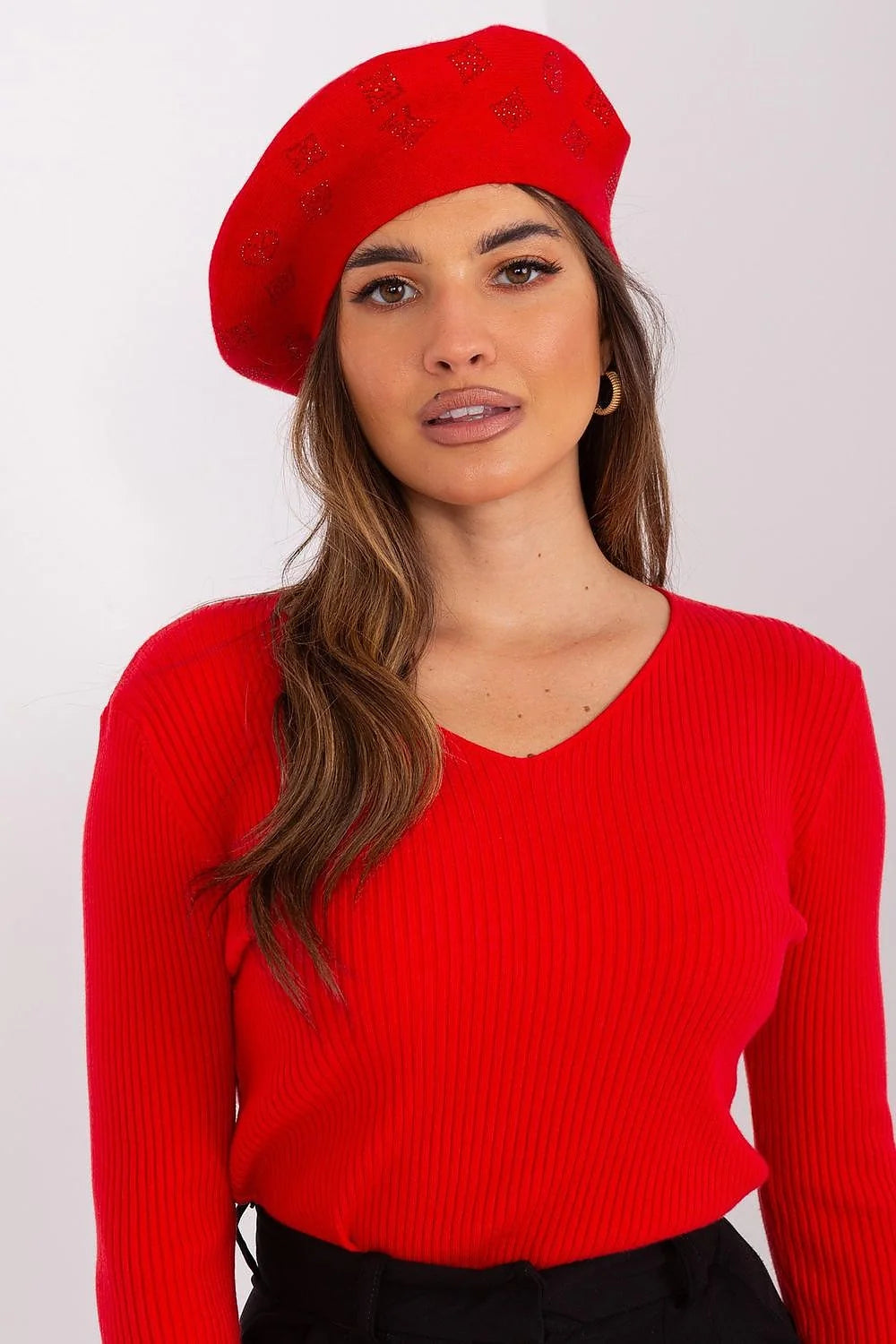 béret tricot strass rouge vif chic rétro élégant sophistiqué audacieux chaud doux luxueux cachemire ajusté structuré maintien souple