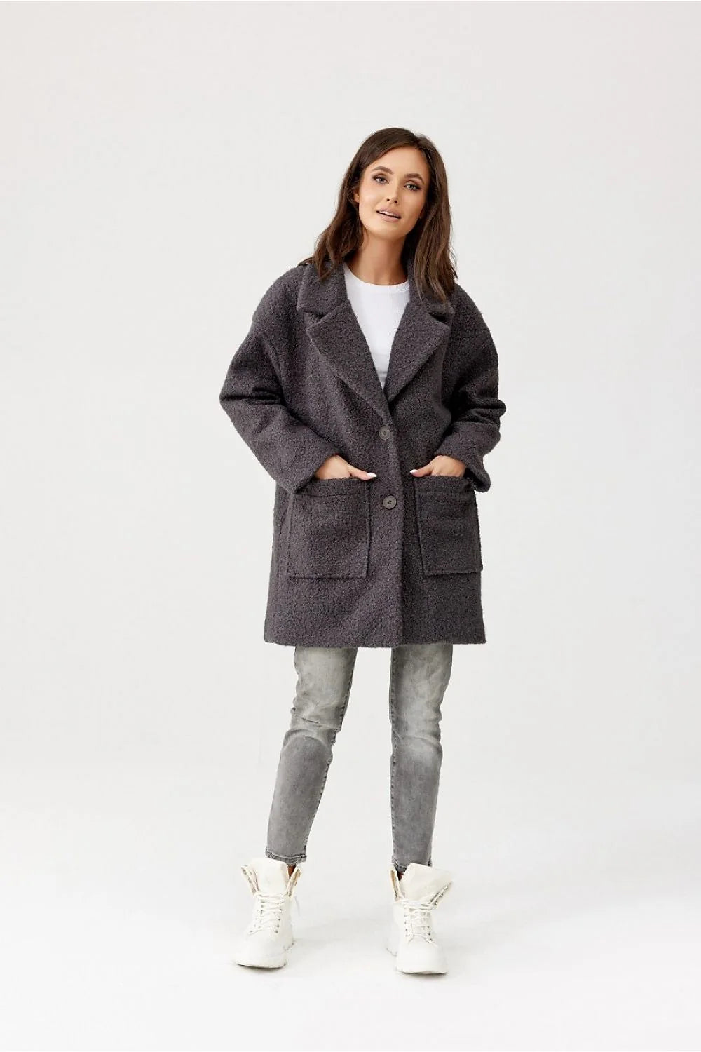 Manteau pour femmes moderne tendance design oversize col à revers tissu bouclé gris foncé manches 3/4 poches larges boutons grandes