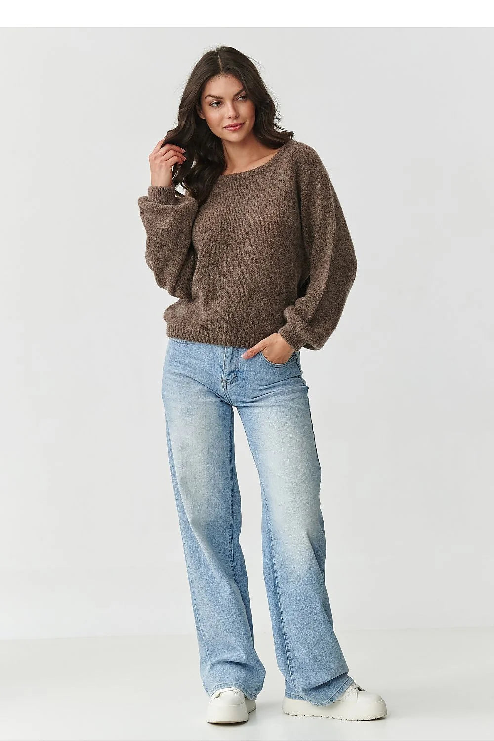 pull femme maille pelucheuse marron taupe coupe courte oversize col rond classique manches ballon longues mohair laine moelleux