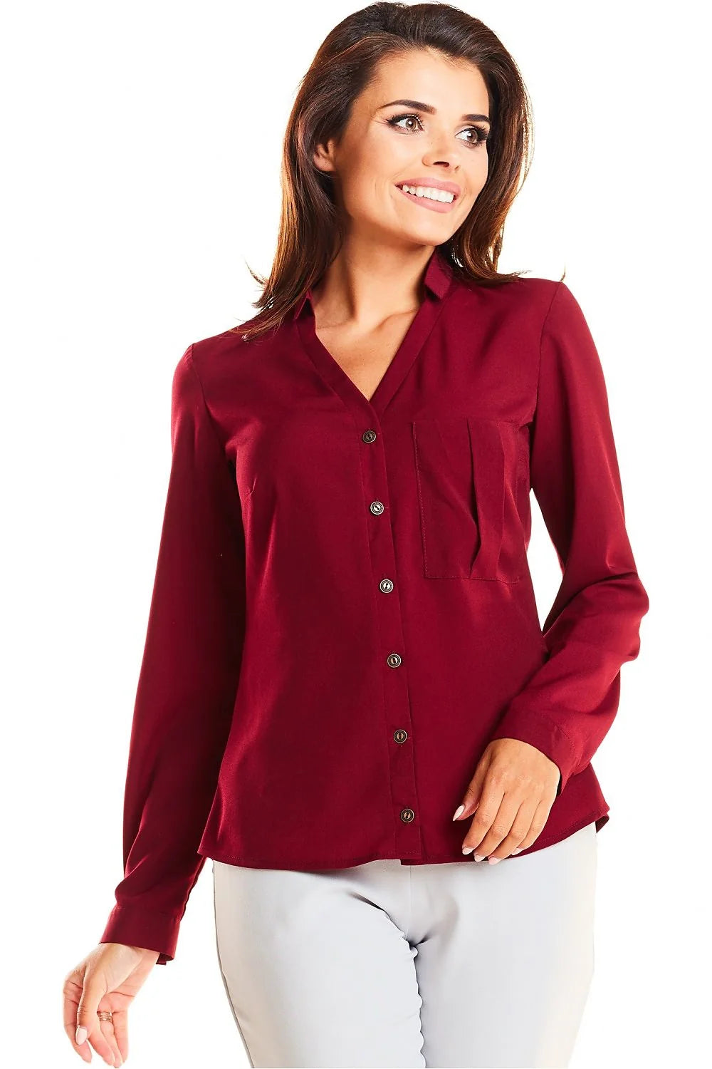 chemise satinée bleu cobalt semiajustée manches longues colV tailleur boutonnage central poche poitrine plissée tissu fluide léger élasthanne professionnel chic