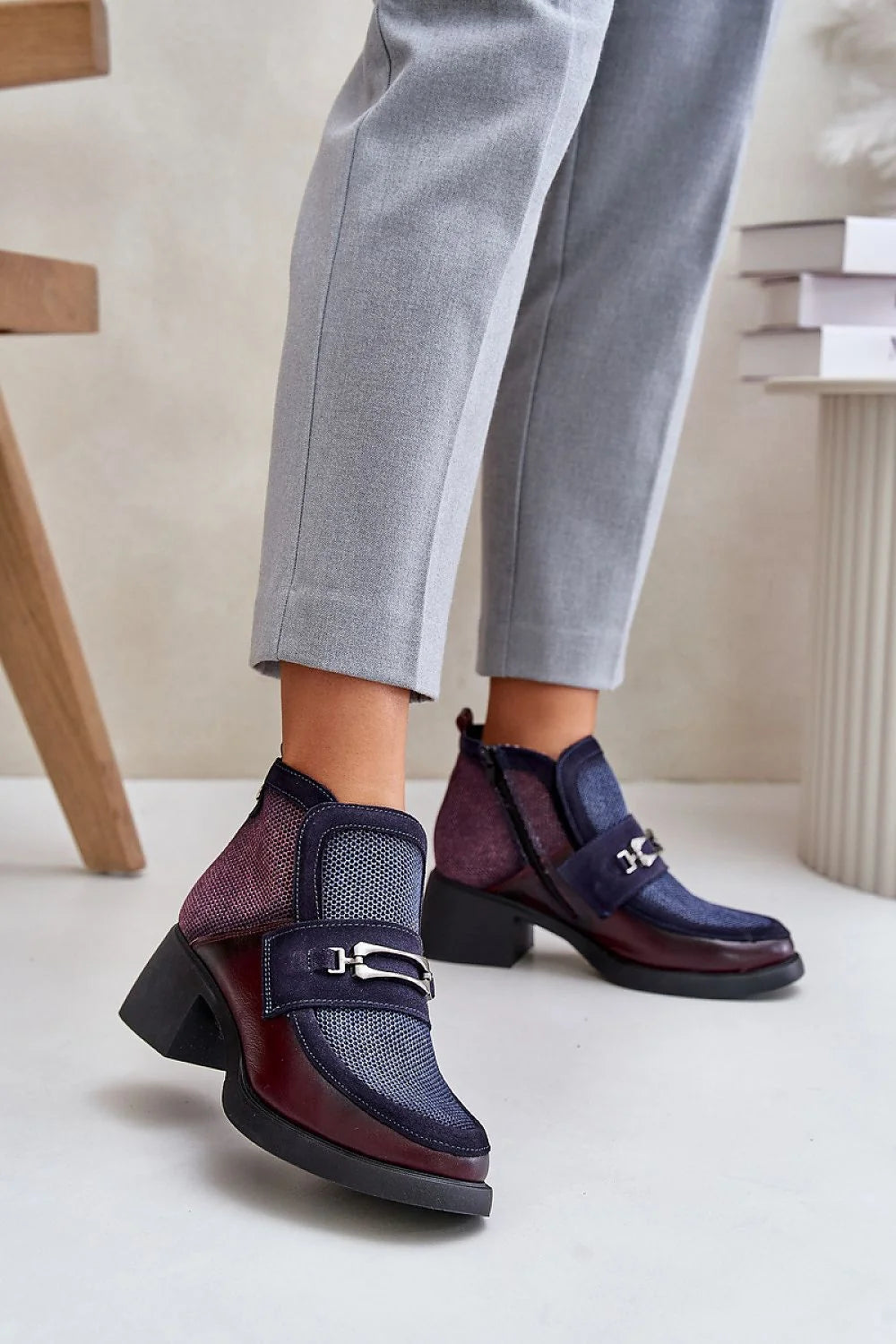 bottines femme mi cheville cuir suède bicolore bleu marine bordeaux talon bloc mors métallique fermeture zippée semelle antidérapante doublure confortable