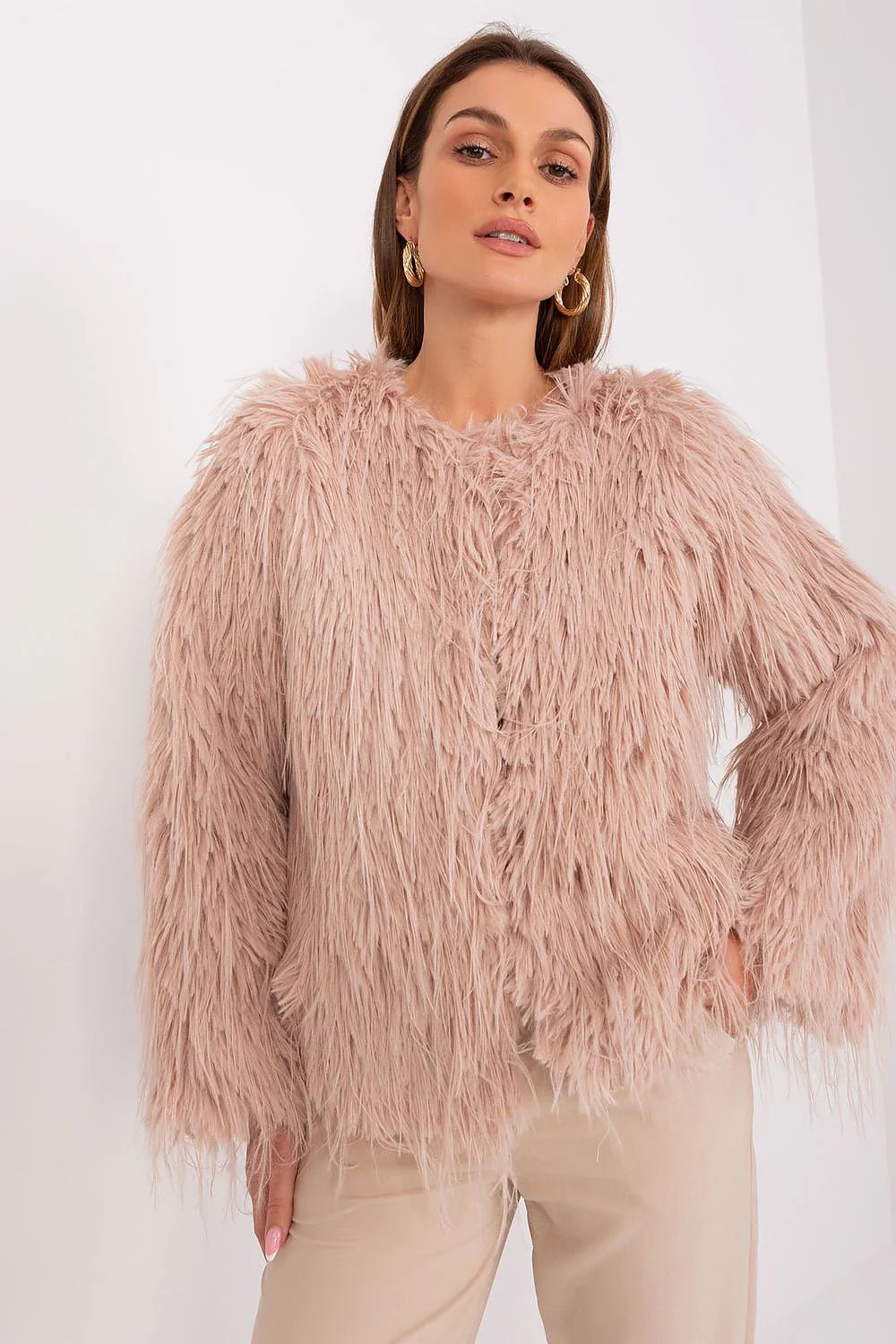Veste en fausse fourrure rose pâle courte coupe droite manches longues fermeture discrète pour femmes