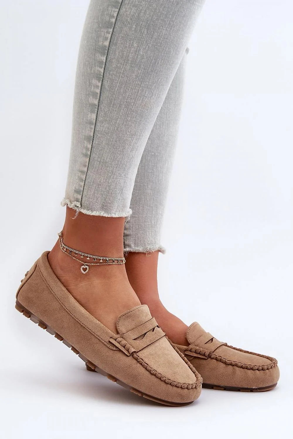 Mocassins femme en suédine écologique style classique couleur beige semelle caoutchouc picots talon 5cm