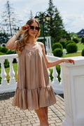 Robe d'été femme décontractée matériau fluide col froncé volant à l'ourlet couleur beige clair liberté de mouvement