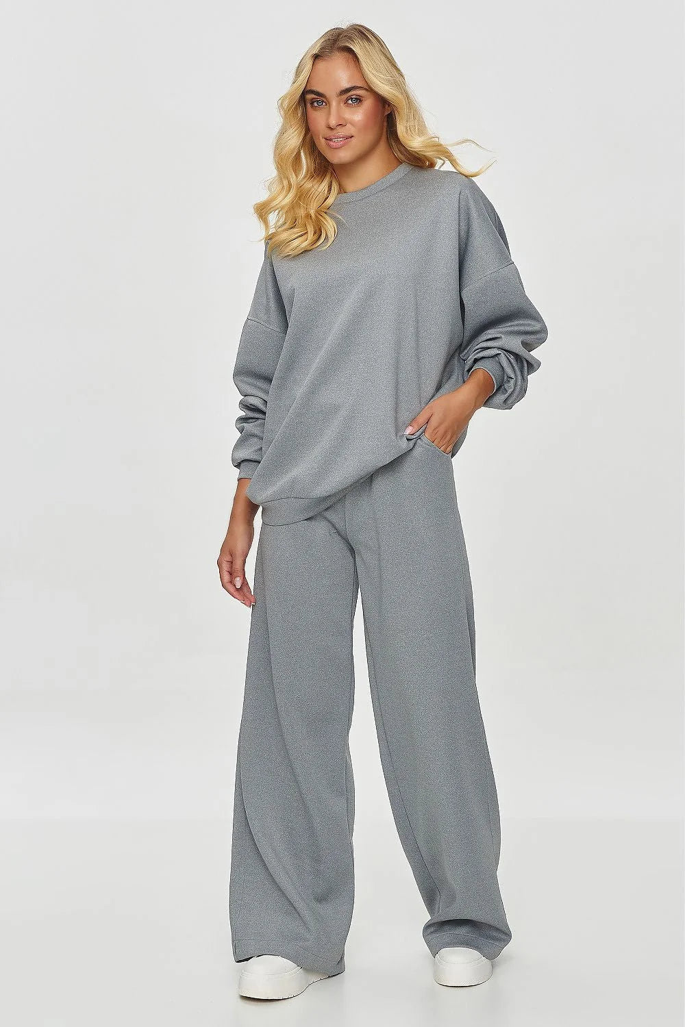 Ensemble Makadamia confortable pour femme, style moderne oversize, pantalon ample, couleur grise, matériau doux, occasion décontractée