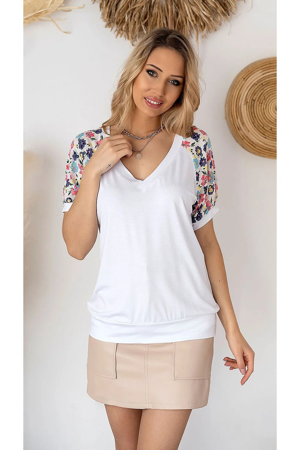 T-shirt coton décontracté bleu marine manches florales col V pour femmes modernes et élégantes