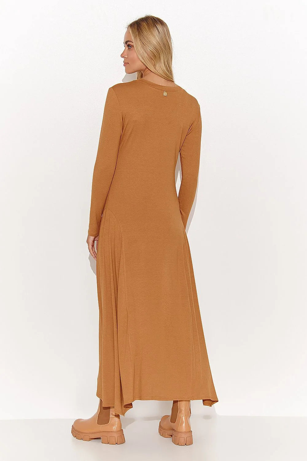 Robe de jour Makadamia en viscose couleur camel manches longues col en V coupe ajustée femme élégante