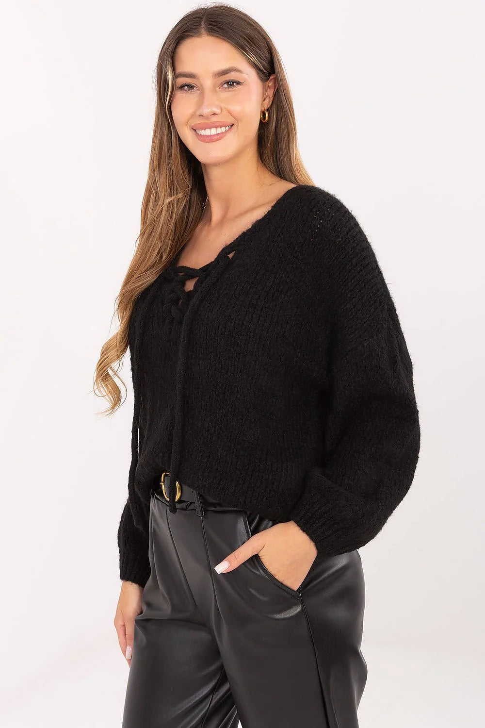 pull femme maille épaisse noire col V lacé cordons coupe courte manches longues ballon texture bouclée bords côtelés fini cosy