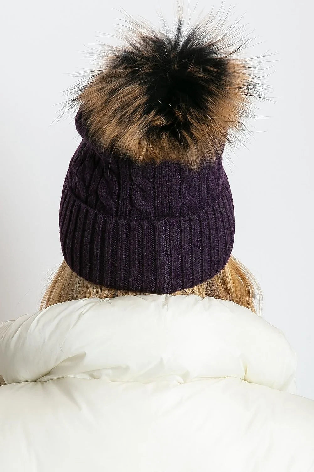 Bonnet d'hiver tricoté pour femme couleur prune profonde motif torsades pompon fausse fourrure bord côtelé matériau acrylique coton cachemire