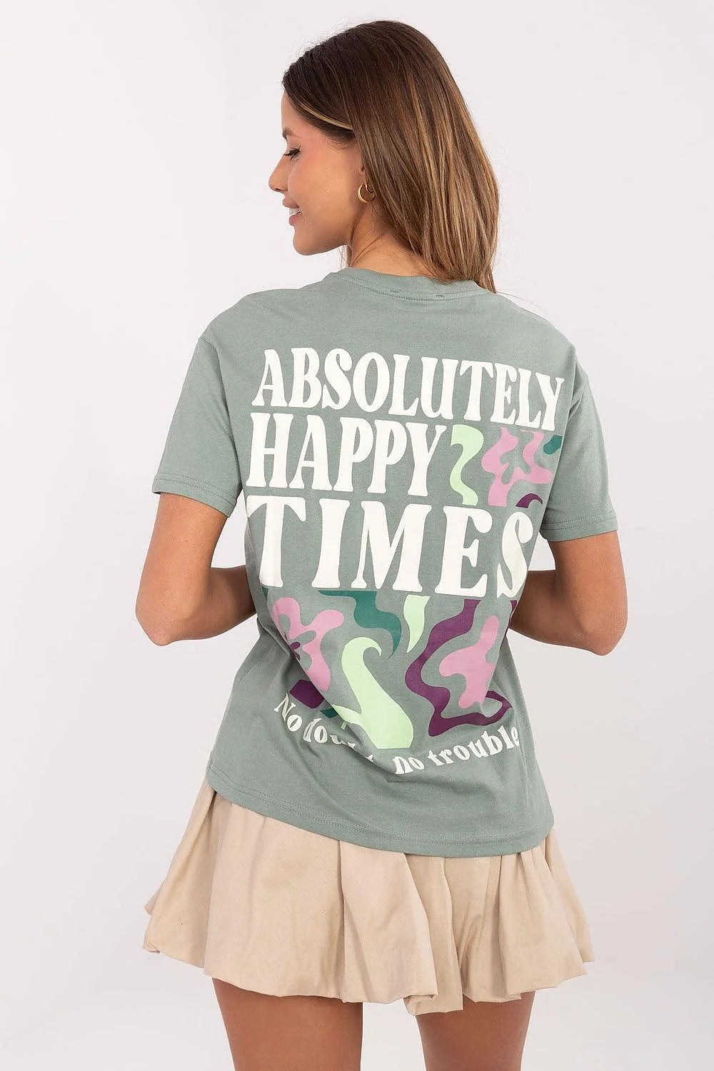 Ensemble mode femme t-shirt sage vert jupe beige bottines montantes casual tendance été 2023