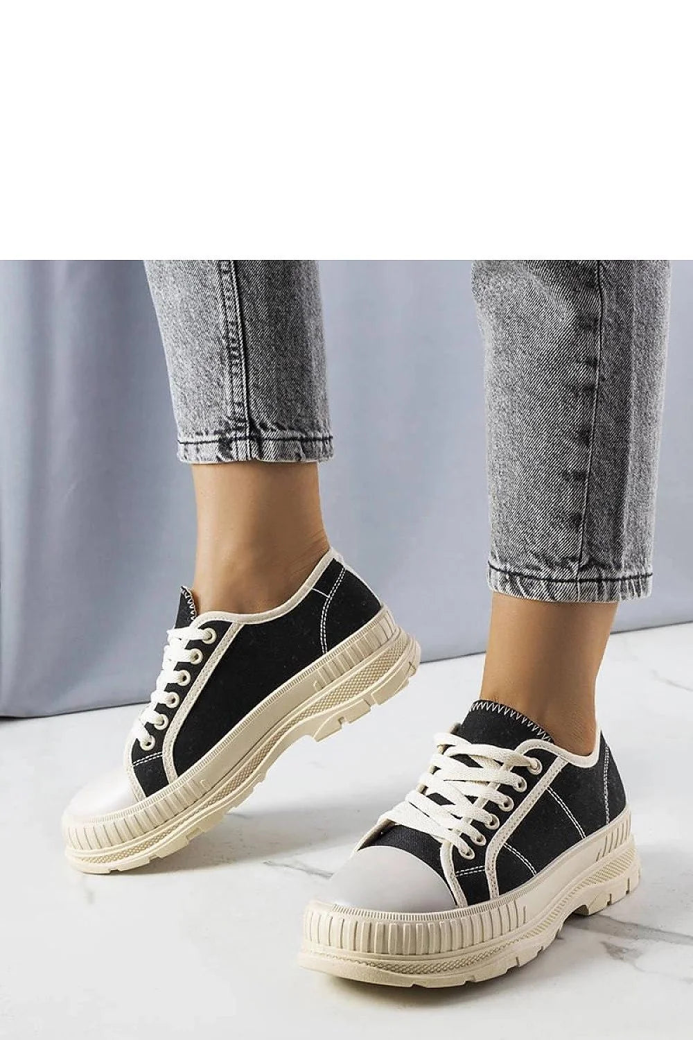 Baskets mode urbaine pour femmes, confort et style, plateforme écrue et tige noire, cuir et textile, occasion quotidienne et nocturne