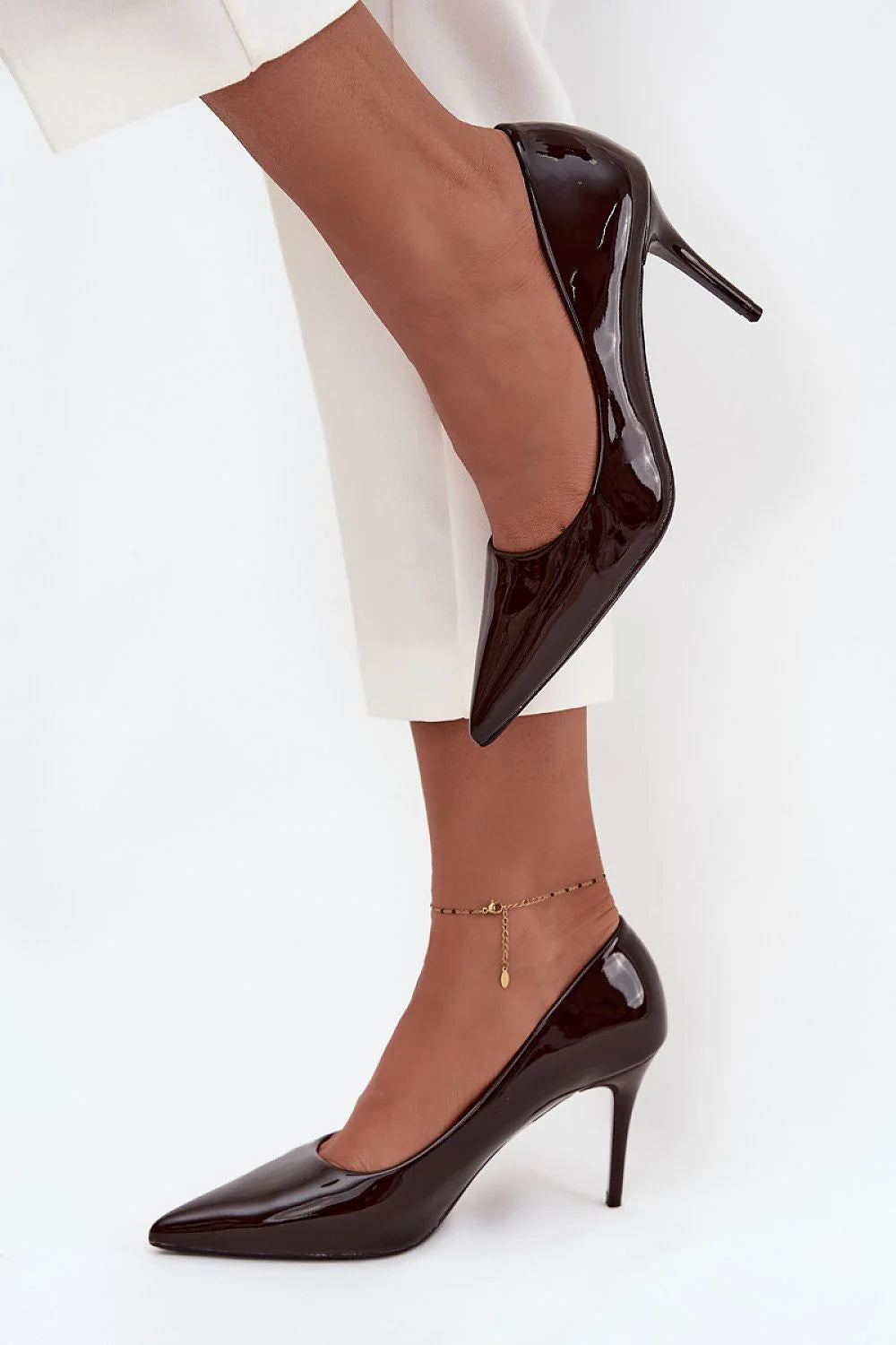 escarpins femme simili cuir verni noir brillant bout pointu talon aiguille stiletto élancé intemporel élégant polyvalent bureau soirée silhouette sculptée